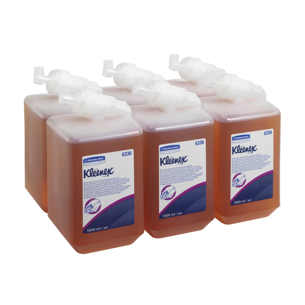 Sechs 1L-Kartuschen Kleenex® Ultra™ Waschlotion Ultra (Caramel) von Kimberly-Clark GmbH sind in zwei Reihen mit Etiketten nach vorne angeordnet. Die bernsteinfarbene Flüssigkeit entspricht der Variante Caramel. Jede Packung enthält 6 Kassetten.