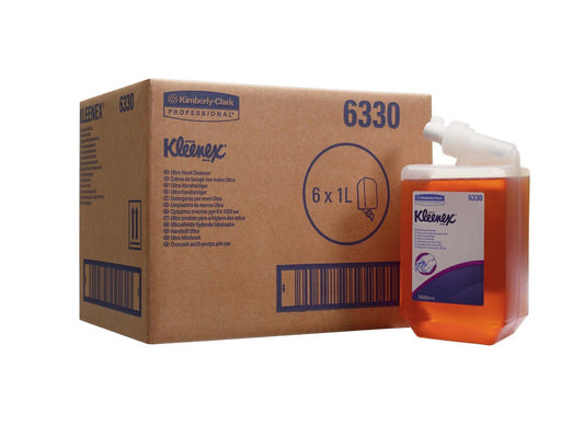 Eine Schachtel der Kimberly-Clark GmbH mit der Aufschrift "Kleenex® Ultra™ Waschlotion Ultra - Kassette / Caramel /1 Ltr - 6 Kartuschen" steht neben einer 1-Liter-Kartusche mit weißem Ausguss und blauem Etikett. Die Schachtel enthält sechs 1-Liter-Kassetten.