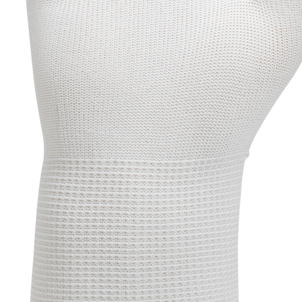 Nahaufnahme des weißen, strukturierten Gewebes der KleenGuard® G35 Nylon-Handschuhe (24 cm, beidhändig tragbar) der Kimberly-Clark GmbH mit kleinen, gleichmäßig verteilten Löchern für Atmungsaktivität und flexiblen Handschutz.