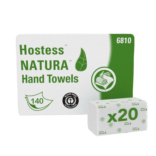 Eine Packung Hostess™ NATURA™ Handtücher von Kimberly-Clark GmbH, C-Falzung, weiß, grün und weiß verpackt mit Produktname, Hand- und Handtuchsymbolen, Nummer 6810 und "x20"-Bündelung - 20 Packungen mit je 140 Blatt pro Karton.