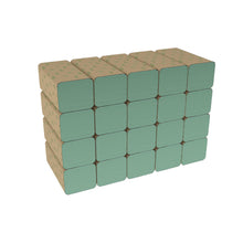 Ein Stapel von sechzehn rechteckigen Blöcken, die 4x4 angeordnet sind, ähnelt den Hostess™ NATURA™ Handtüchern - Zick-Zack-Faltung, Klein (23,00 x 25,00 cm) der Kimberly-Clark GmbH, mit grünen Gesichtern und braun gemusterten Seiten auf einem einfarbig weißen Hintergrund.