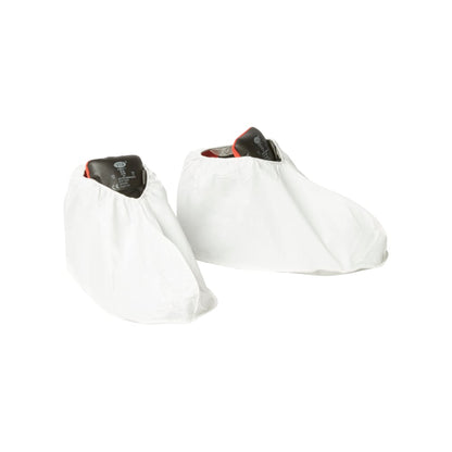 Ein Paar Schuhe mit KleenGuard® A40 Leichter Überziehschuh mit Sohle von Kimberly-Clark GmbH, der Schutz vor Schmutz und Staub bietet, dargestellt auf einem einfarbig weißen Hintergrund.