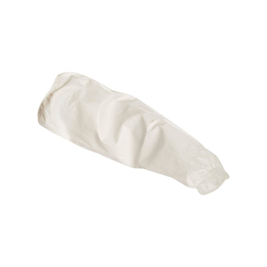 Ein einzelner weißer KleenGuard® A40 Leichter Ärmelschoner von Kimberly-Clark GmbH, der an beiden Enden elastisch ist, liegt flach vor einem weißen Hintergrund.