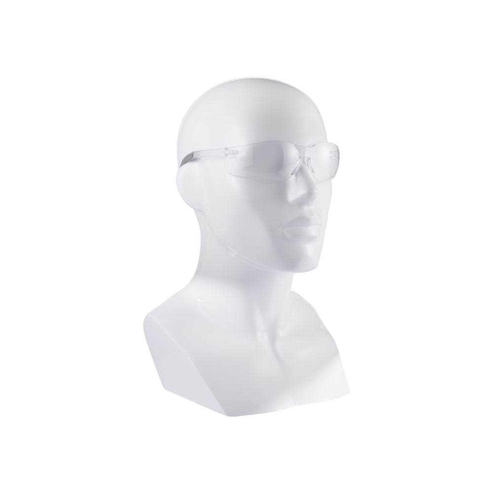 Ein weißer Schaufensterkopf trägt die Kimberly-Clark GmbH KleenGuard® V20 Purity™ Schutzbrille (transparent, beschlagfrei-beschichtet), dargestellt aus einem Dreiviertelwinkel auf einfarbig weißem Hintergrund. 1 Karton x 12 Gläser.
