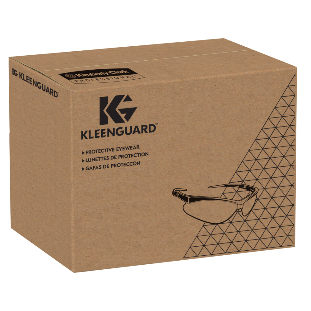 Eine braune Schachtel mit der Aufschrift "KleenGuard® V20 Purity™ Schutzbrille - Beschlagfrei-Beschichtung / Transparent" (1 Karton x 12 Gläser) der Kimberly-Clark GmbH ist mit einem mehrsprachigen Text und einer Produktabbildung versehen, das Logo befindet sich oben.