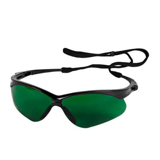 Die Abbildung zeigt eine Kimberly-Clark GmbH KleenGuard® V30 Nemesis™ Schutzbrille mit grünen IRUV 3.0-Gläsern, schwarzem Rahmen und verstellbarem Band. Geliefert als 1 Karton (12 Gläser), ideal für industrielle Sicherheitsanwendungen.