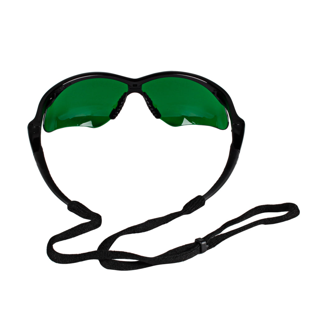 Eine KleenGuard® V30 Nemesis™ Schutzbrille von Kimberly-Clark GmbH mit grünen IRUV 3.0-Gläsern und einem schwarzen Nackenband, abgebildet auf weißem Hintergrund. 1 Karton x 12 Gläser pro Karton.