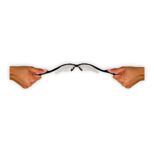 Zwei Hände biegen die KleenGuard® V30 Nemesis™ Schutzbrille (IRUV 3.0 grüne Gläser) von Kimberly-Clark GmbH, abgebildet vor weißem Hintergrund; 1 Karton enthält 12 Gläser.