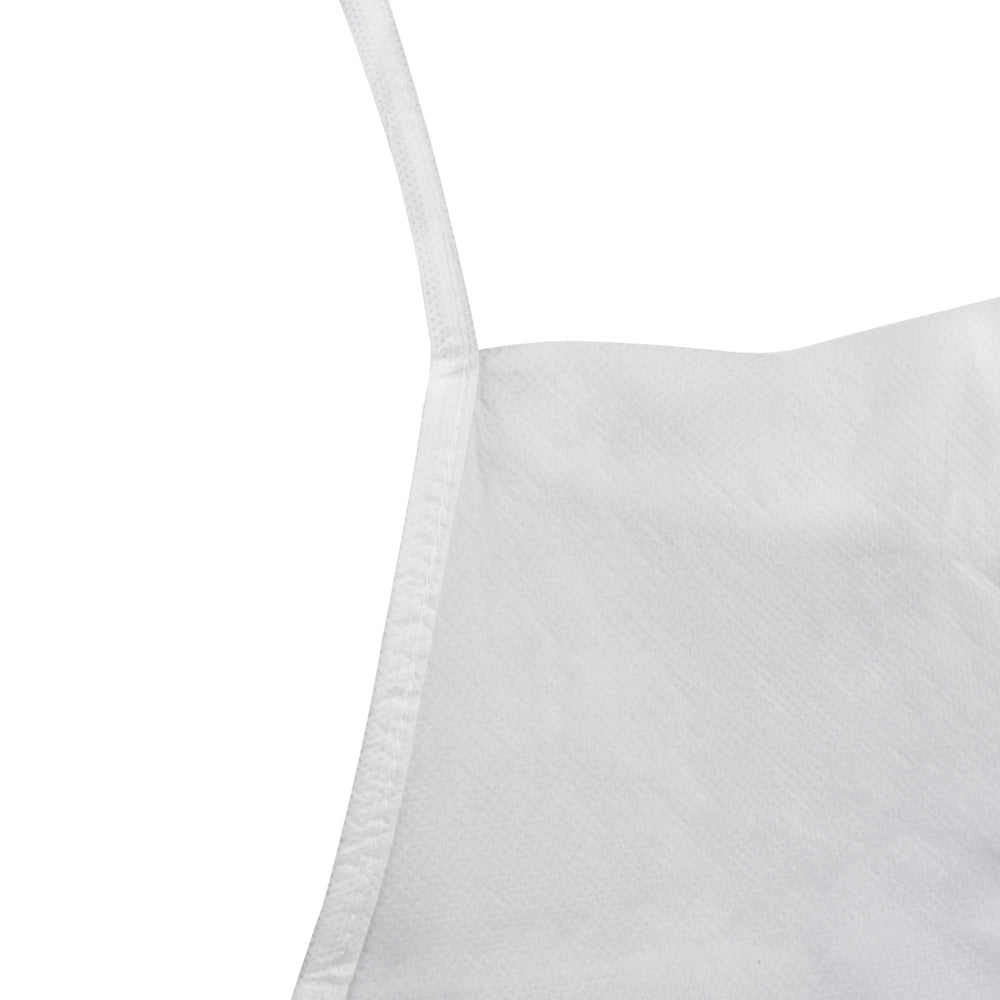 Nahaufnahme einer KleenGuard® A40 leichte Kurzschürze in Weiß von Kimberly-Clark GmbH, mit dünnem Schulterriemen und sichtbaren Nähten; 100 Schürzen pro Karton, vor einem einfarbig weißen Hintergrund.