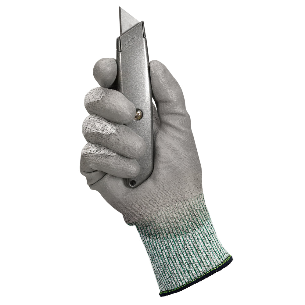 Eine Hand, die einen grauen, handspezifischen KleenGuard® G60 Endurapro™ Schnittfeste Handschuhe Level 3 von Kimberly-Clark GmbH trägt, hält ein Metallhandmesser mit ausgefahrener Klinge vor einem weißen Hintergrund.