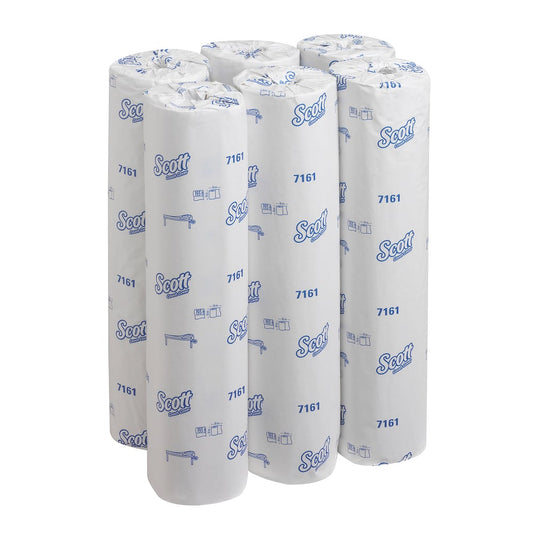 Sechs aufrechte Scott® ESSENTIAL™ Ärzterollen - Weiß von Kimberly-Clark GmbH in weißer Packung mit blauem Branding und der Produktnummer 7161, einzeln verpackt - die ideale Hygienelösung für medizinische Bereiche.