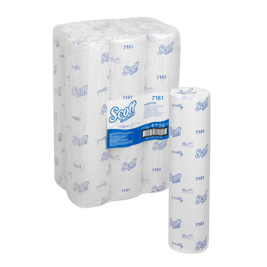 Eine Packung Scott® ESSENTIAL™ Ärzterollen - Weiß von Kimberly-Clark GmbH, mit einer einzeln verpackten Rolle vorne. Die weiß-blaue Verpackung gewährleistet eine hygienische Lösung, ideal für medizinische Bereiche wie Kliniken.