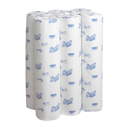 Sechs Rollen Scott® EXTRA Ärzterollen - Weiß der Kimberly-Clark GmbH aus Premium-Papier, in weißer Verpackung mit blauer Schrift und Logos, aufrecht nebeneinander angeordnet.