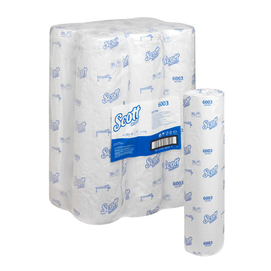 Eine Packung Scott® EXTRA Ärzterollen - Weiß von Kimberly-Clark GmbH mit sechs Rollen in weißer Umhüllung, blauem Scott-Logo und Produktinformation - ideal für medizinische Bereiche mit zuverlässiger Saugkraft. Einzeln dargestellte Rolle neben dem Hauptpaket.