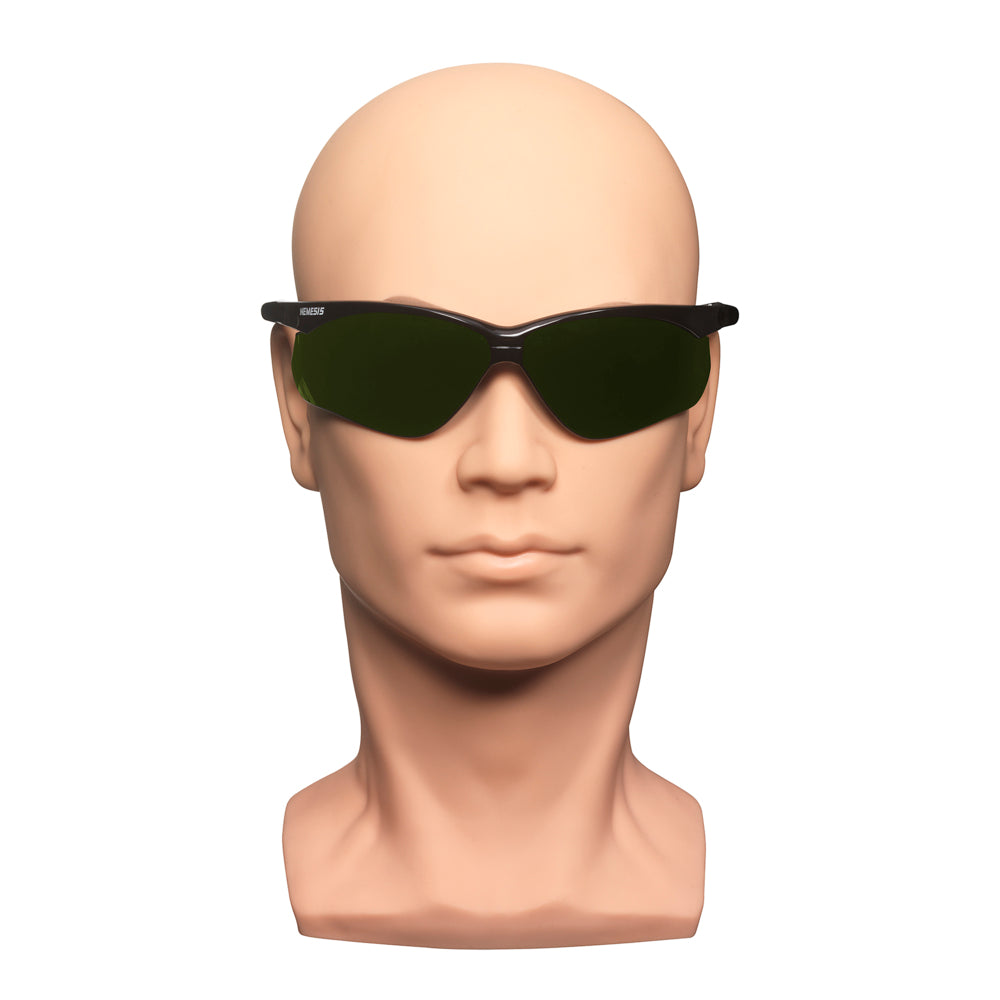 Eine Schaufensterpuppe trägt die Kimberly-Clark GmbH KleenGuard® V30 Nemesis™ Schutzbrille mit IRUV 5.0 grünen Sichtscheiben (1 Karton x 12 Brillen) vor einem einfarbig weißen Hintergrund, nach vorne gerichtet.