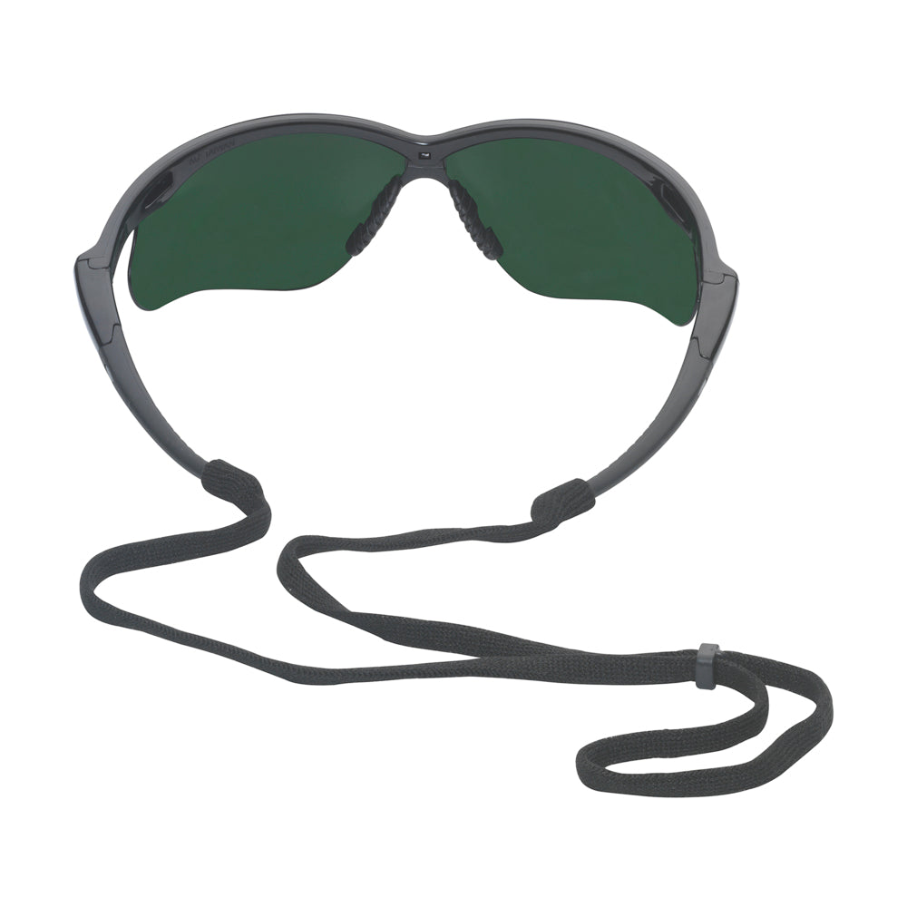 Die Kimberly-Clark GmbH KleenGuard® V30 Nemesis™ Schutzbrille, mit dunkelgrünen IRUV 5.0-Gläsern und schwarzem verstellbarem Band, ist von hinten vor weißem Hintergrund abgebildet. Verkauft als 1 Karton (12 Gläser).