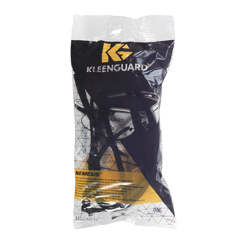 Eine versiegelte Kunststoffverpackung zeigt die Kimberly-Clark GmbH KleenGuard® V30 Nemesis™ Schutzbrille mit grünen IRUV 5.0-Gläsern. Das Branding und die Produktdetails sind sichtbar, und die getönten Schutzbrillen sind in jeder 12er-Schachtel zu sehen.