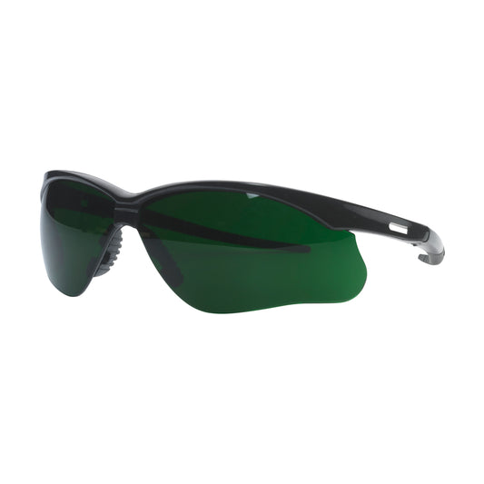 Eine Schachtel mit 12 Stück der Kimberly-Clark GmbH KleenGuard® V30 Nemesis™ Schutzbrille mit grünen IRUV 5.0-Gläsern und gebogenen Bügeln ist auf einem einfarbig weißen Hintergrund abgebildet.
