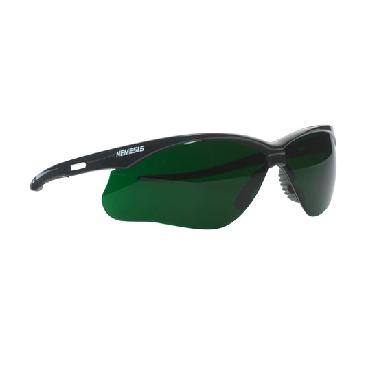 Eine KleenGuard® V30 Nemesis™ Schutzbrille der Kimberly-Clark GmbH mit grünen IRUV 5.0-Wraparound-Gläsern und "NEMESIS" in Weiß auf dem linken Bügel, aus einem Karton mit 12 Brillen.