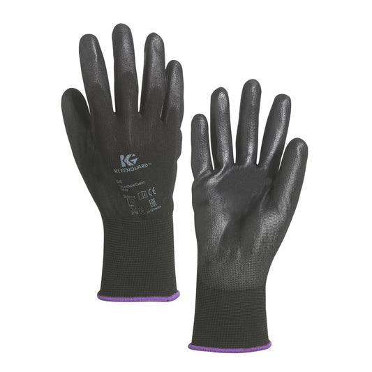 Ein Paar schwarze KleenGuard® G40 polyurethanbeschichtete Handschuhe der Kimberly-Clark GmbH mit dem Logo und weißem Text auf der Rückseite, strukturiertem Griff, lilafarbenem Handgelenkbesatz und verbessertem Schutz.