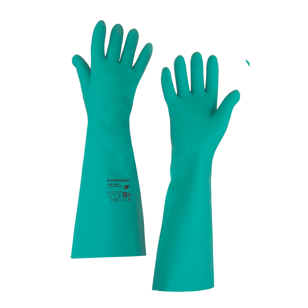 Ein Paar KleenGuard® G80 Nitril-Chemikalienschutzhandschuhe mit langer Stulpe (45 cm) von Kimberly-Clark GmbH, mit aufgedrucktem Text und Symbolen auf einem Unterarm, dargestellt auf weißem Hintergrund.