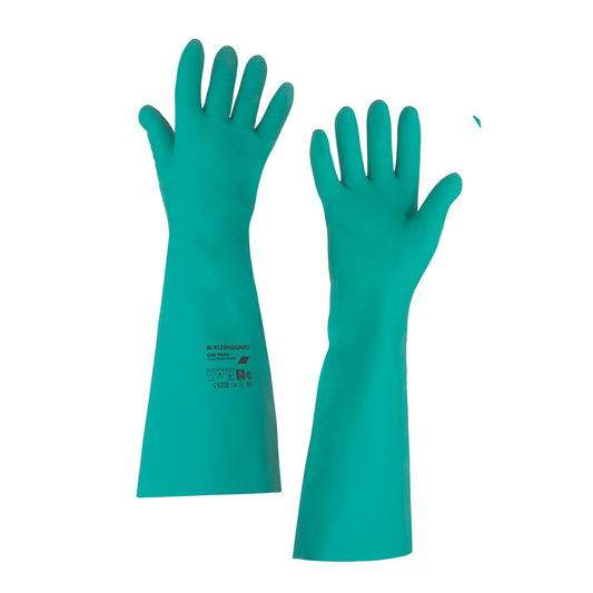 Ein Paar KleenGuard® G80 Nitril-Chemikalienschutzhandschuhe mit langer Stulpe (45 cm) von Kimberly-Clark GmbH, mit aufgedrucktem Text und Symbolen auf einem Unterarm, dargestellt auf weißem Hintergrund.