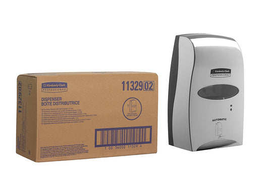 Ein Karton mit der Aufschrift "Dispenser" steht neben einem glänzenden Kimberly-Clark GmbH Professional™ elektronischer Hautpflegespender (verchromt, 1,2 Ltr), der für die berührungslose Abgabe bestimmt ist - 1 Spender pro Karton.