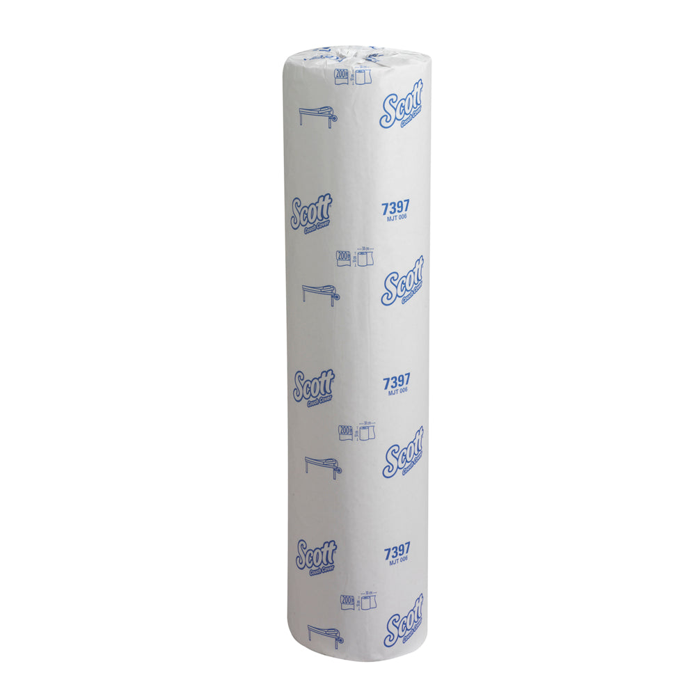 Eine Scott® Ärzterollen - Rolle (38,00 cm x 51,00 cm) der Kimberly-Clark GmbH für die hygienische Patientenversorgung, verpackt in Weiß mit blauen Scott-Logos, steht aufrecht auf einem schlichten weißen Hintergrund.