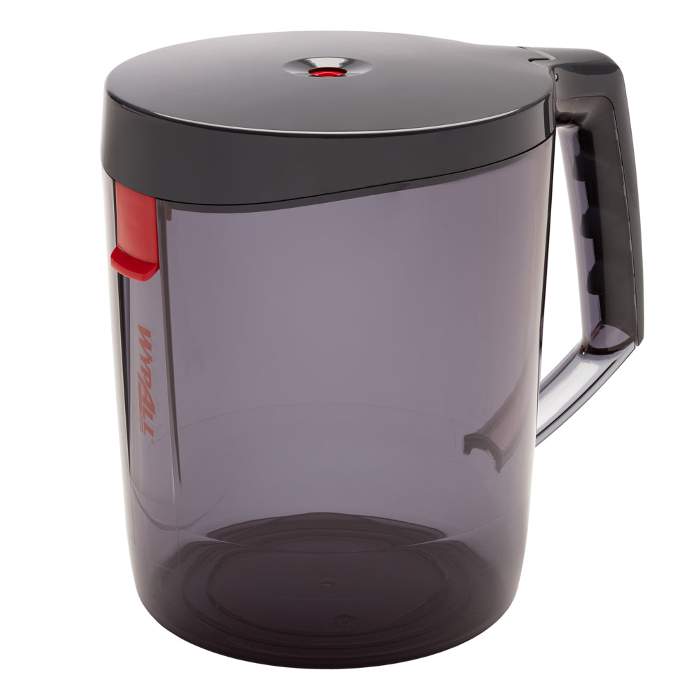 Ein WypAll® Reach™ Centrefeed Dispenser der Kimberly-Clark GmbH - schwarz, mit großem Griff und rotem Druckknopf - steht leer vor einem weißen Hintergrund.