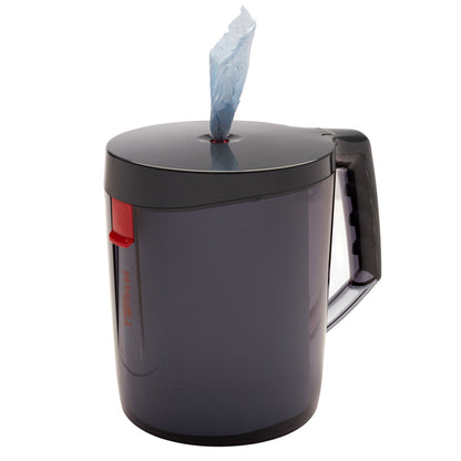 Der WypAll® Reach™ Centrefeed Dispenser in Schwarz von Kimberly-Clark GmbH spendet einzelne blaue Tücher von oben, verfügt über einen Griff, einen Deckel und eine rote Verriegelung für die hygienische Papierentnahme.