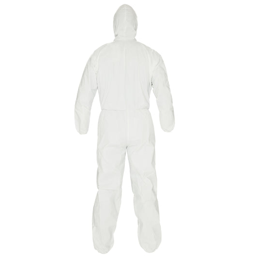 Der KleenGuard® KGA10 Schutzanzug von Kimberly-Clark GmbH in Weiß ist atmungsaktiv, verfügt über eine Kapuze und schützt den gesamten Körper - inklusive Füßen, Armen und Kopf - effektiv vor Partikeln.