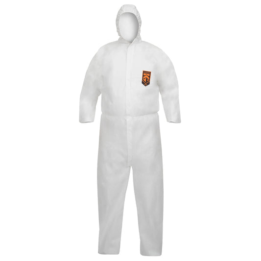 Der KleenGuard® KGA10 von Kimberly-Clark GmbH ist ein weißer, atmungsaktiver Schutzanzug gegen Partikel mit Kapuze und orange-schwarzem Logo auf der linken Brust; er bedeckt den gesamten Körper und ist vor neutralem Hintergrund abgebildet.