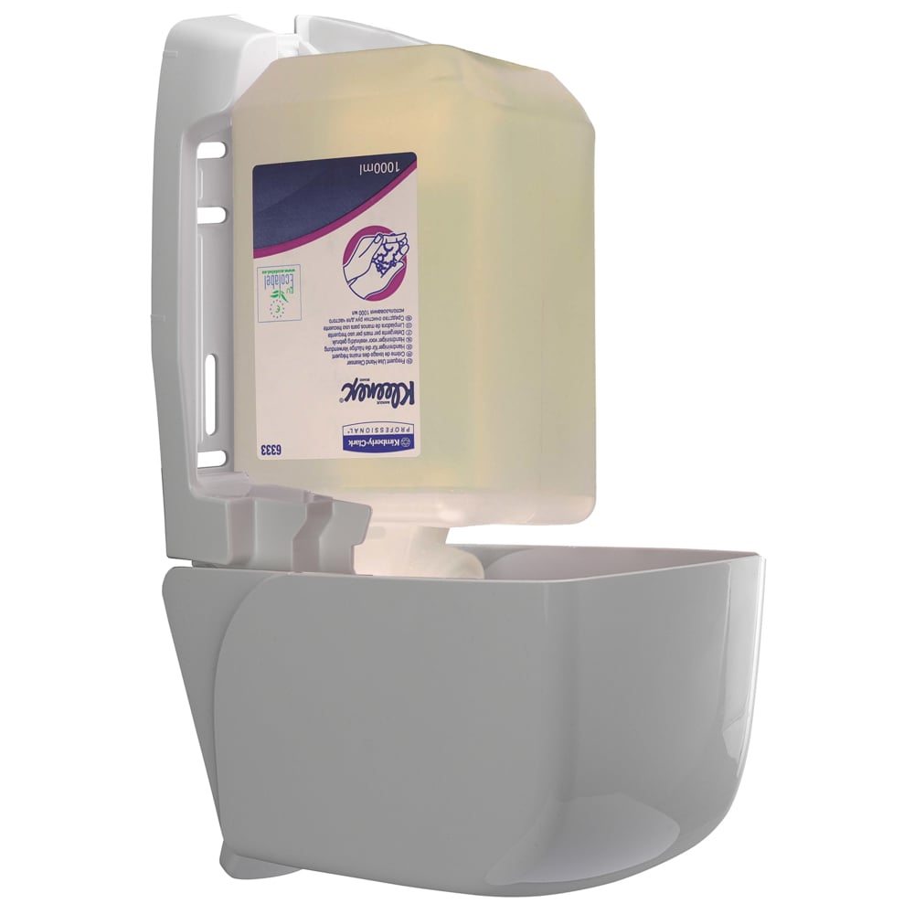 Ein wandmontierter weißer Seifenspender mit geöffnetem Deckel zeigt eine transparente 1 L Kleenex® Sanfte Waschlotion Kassette der Kimberly-Clark GmbH mit klarer Beschriftung für eine effektive Handreinigung. Die Schachtel enthält 6 Kassetten.