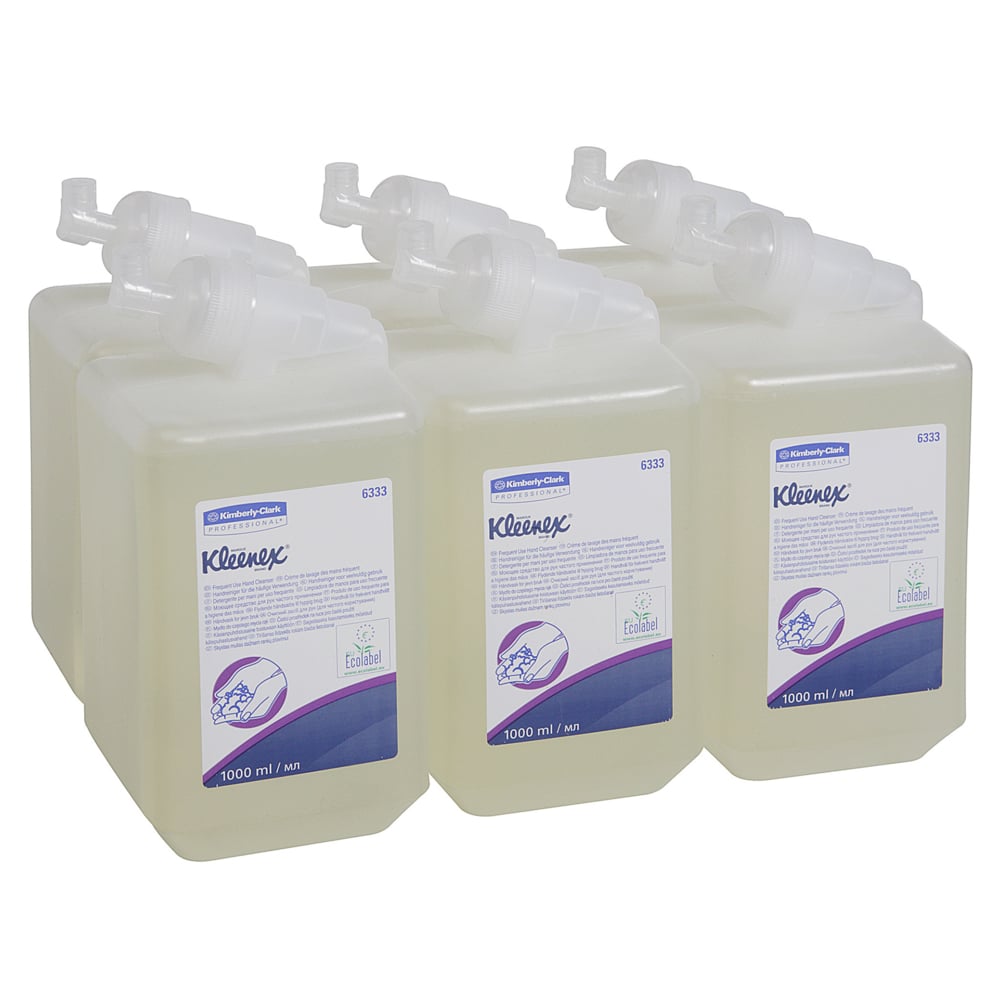 Sechs transparente 1-Liter-Kassetten Kleenex® Sanfte Waschlotion der Kimberly-Clark GmbH sind in zwei Reihen angeordnet und zeigen jeweils den Markennamen und die Produktangaben auf dem Etikett; die Packung enthält 6 Kassetten pro Karton.