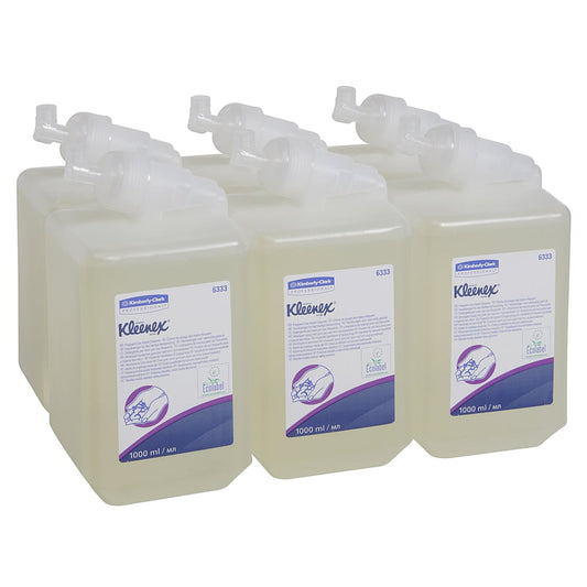 Sechs transparente 1-Liter-Kassetten Kleenex® Sanfte Waschlotion der Kimberly-Clark GmbH sind in zwei Reihen angeordnet und zeigen jeweils den Markennamen und die Produktangaben auf dem Etikett; die Packung enthält 6 Kassetten pro Karton.
