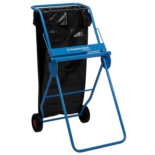 Der Kimberly-Clark Professional™ Mobiler Ständer für Wischtuchrollen - Großrolle in Blau von Kimberly-Clark GmbH verfügt über eine schwarze Plastiktüte, zwei Räder, einen Griff für Mobilität und zeigt das Markenlogo auf dem blauen Rahmen.