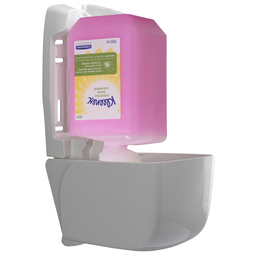Ein weißer Wandspender der Kimberly-Clark GmbH hält eine geöffnete 1L Kleenex® Normale Waschlotion Nachfüllkassette (rosa), in der die Nachfüllung sichtbar ist.