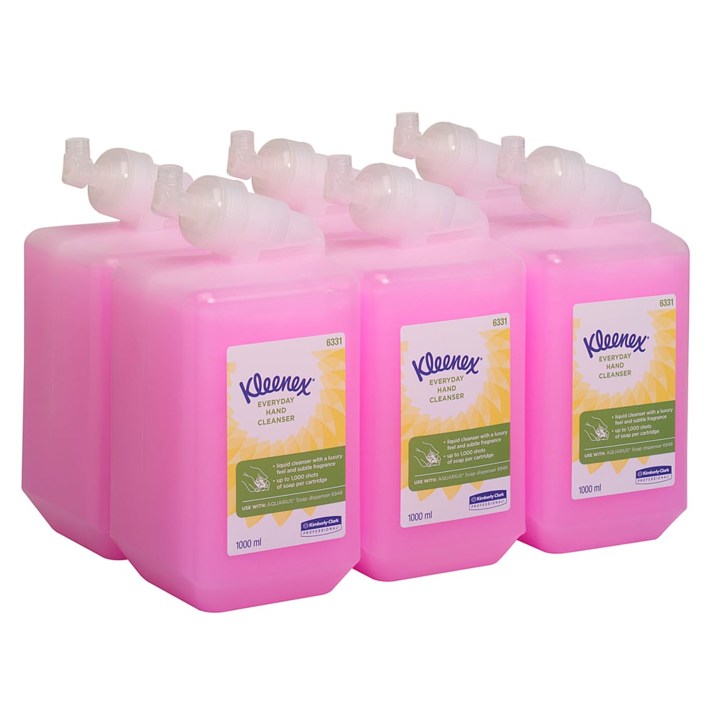 Sechs rosafarbene 1L-Kassetten mit Kleenex® Normale Waschlotion von Kimberly-Clark GmbH, angeordnet in zwei Dreierreihen auf weißem Hintergrund. Jede Kassette hat ein Etikett auf der Vorderseite und Spenderdüsen.