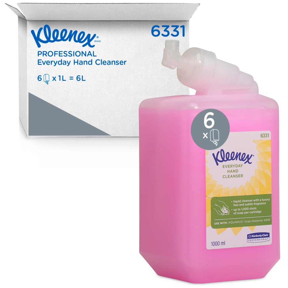 Abgebildet ist eine 1L Kleenex® Normale Waschlotion Nachfüllkassette in rosa von Kimberly-Clark GmbH mit ihrer Schachtel, die 6 x 1L Kassetten (6 Kartuschen) pro Karton enthält.