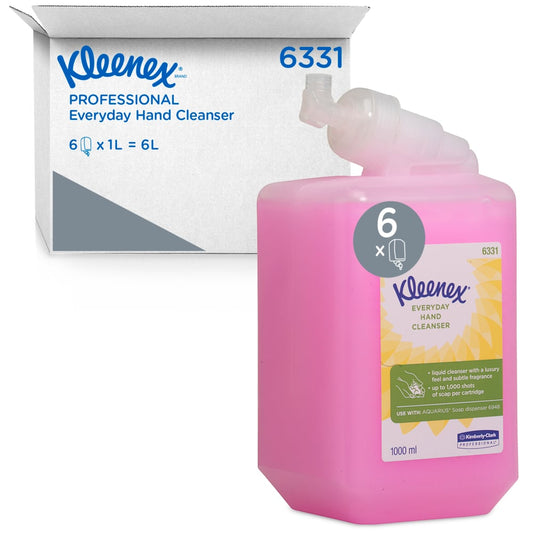 Abgebildet ist eine 1L Kleenex® Normale Waschlotion Nachfüllkassette in rosa von Kimberly-Clark GmbH mit ihrer Schachtel, die 6 x 1L Kassetten (6 Kartuschen) pro Karton enthält.