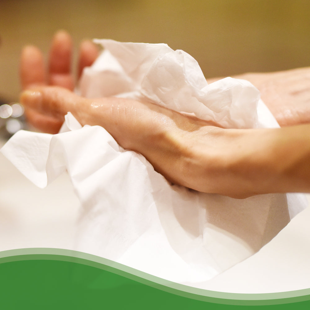 Eine Person wäscht sich die Hände mit Hostess™ NATURA™ Handtücher - Zick-Zack-Faltung, Klein (23,00 cm x 25,00 cm) von Kimberly-Clark GmbH.