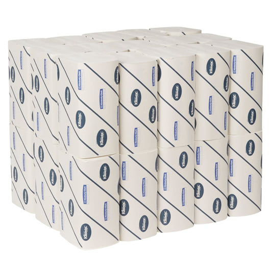 Ein ordentlich gestapeltes Set Kleenex® Ultra™ Handtücher - Interfold, Weiß, Groß (30 Clips x 94 Blatt pro Schachtel) von Kimberly-Clark GmbH; jede Packung ist in Weiß mit blauen Akzenten verpackt und ähnelt dem sauberen Aussehen von Premium-Handtüchern.