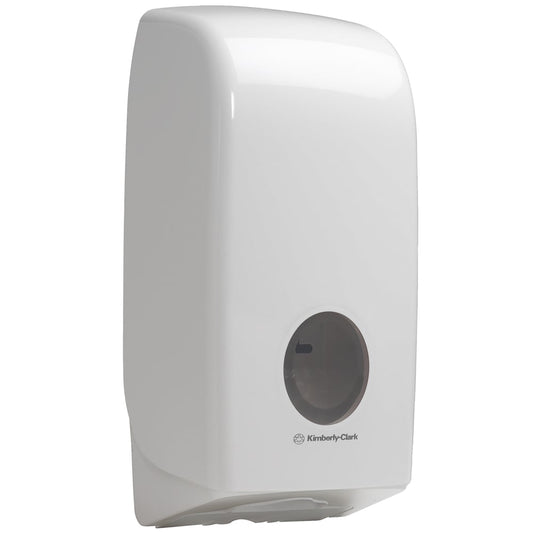 Der Aquarius™ Toilettenpapierspender in Weiß von Kimberly-Clark GmbH ist ein an der Wand montierter, rechteckiger Spender mit einem kleinen, transparenten Fenster für den Füllstand der Tücher, ideal für die hygienische Aufbewahrung in jeder Umgebung.