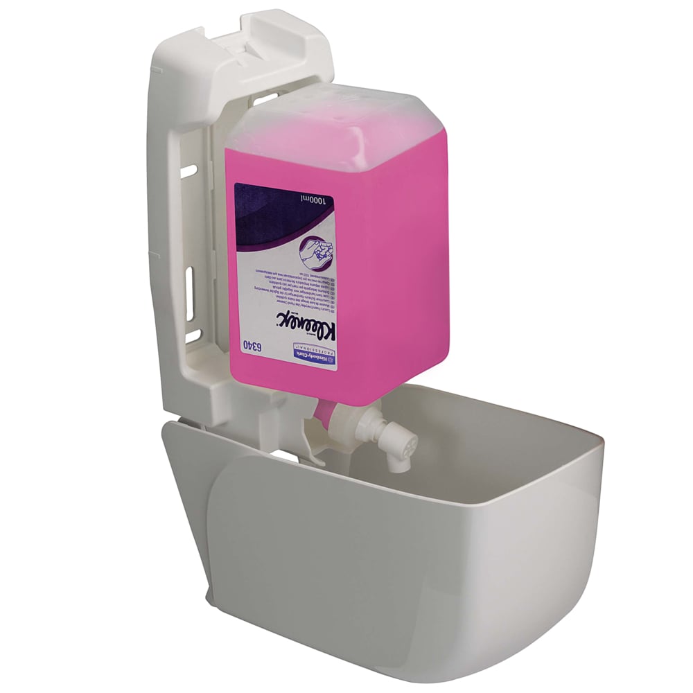 Ein geöffneter weißer Aquarius™ Spender für Waschlotionen 1 Ltr. von Kimberly-Clark GmbH enthüllt eine rosafarbene Kleenex-Seifenfüllung; Gehäuse und Mechanismus gewährleisten eine hygienische Handreinigung in jeder Umgebung.