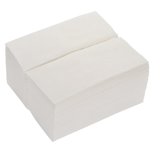 Ein Stapel Kimtech® Saugfähige Pflegetücher - Weiß (20 Beutel x 50 Tücher) von Kimberly-Clark GmbH liegt ordentlich auf weißem Hintergrund-hochabsorbierend und ideal für industrielle Reinigungsarbeiten.