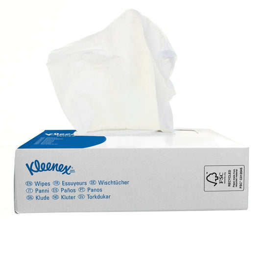 Eine weiße rechteckige Kleenex® Wischtücher Interfold Box (Kimberly-Clark GmbH) mit einem teilweise herausgezogenen Taschentuch. Die Schachtel zeigt das Logo, "Wischtücher" in verschiedenen Sprachen, ein Zertifizierungssymbol und hebt die hygienische Reinigung hervor. 66x80 St./Karton.