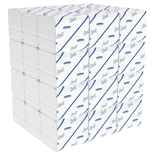 Ein großer würfelförmiger Stapel Scott® Control™ Toilettenpapier (36 Packungen x 250 Blatt, weiß) der Kimberly-Clark GmbH ist ordentlich angeordnet und zeigt die weiße Verpackung und den blauen Schriftzug auf jeder einzeln verpackten Packung.