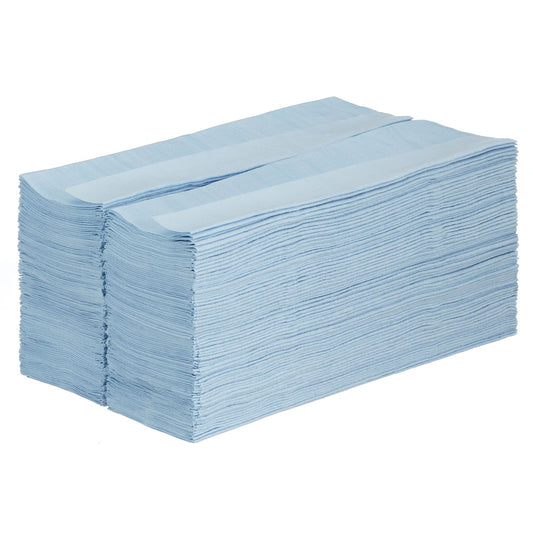 Ein großer Stapel WypAll® X60 General Clean Handtücher (41,80 cm x 28,30 cm) der Kimberly-Clark GmbH ist ordentlich auf einem weißen Hintergrund angeordnet.