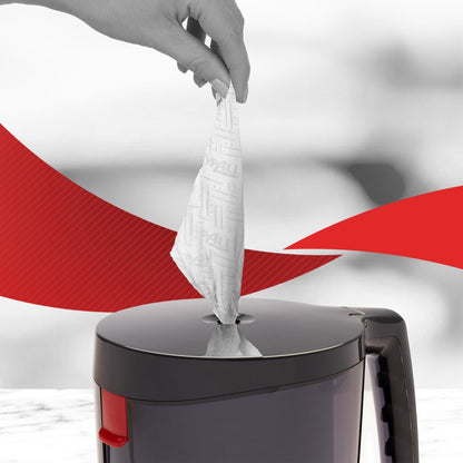 Eine Hand zieht ein WypAll® Reach™ Papierwischtuch für Lebensmittel & Hygiene - Zentralentnahme von Kimberly-Clark GmbH aus einem schwarz-grauen Griffbehälter und sorgt so für Hygiene - ideal für lebensmittelverarbeitende Betriebe.