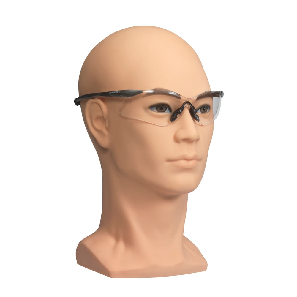 Der Kopf einer Schaufensterpuppe zeigt die Kimberly-Clark GmbH KleenGuard® V30 Nemesis™ Schutzbrille, transparent mit Beschlagfrei-Beschichtung, vor einem schlichten weißen Hintergrund. Abgebildet ist 1 Karton (12 Gläser).